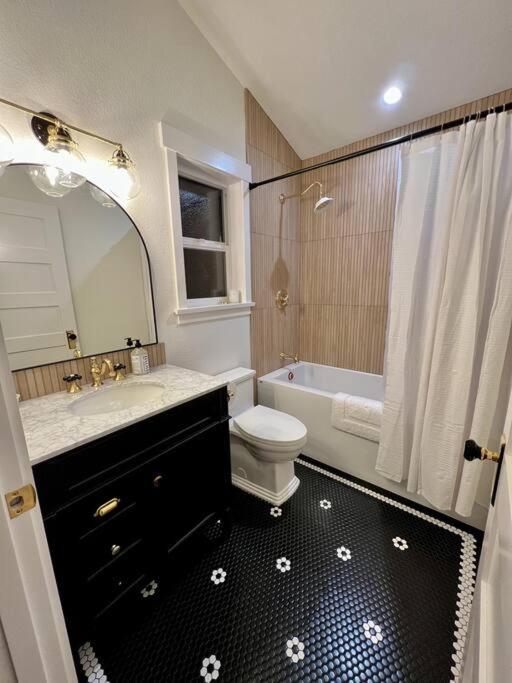 Brand New Custom Built Cottage In Downtown W/Pool! سالم المظهر الخارجي الصورة